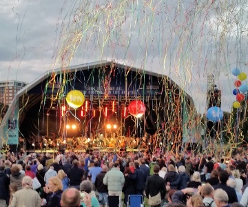 Main stage festival streamer cannons