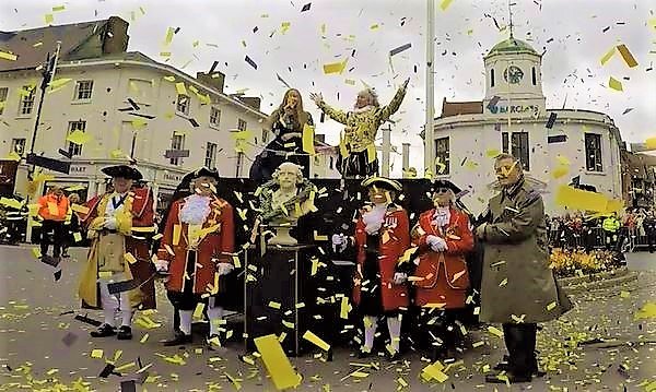 Crowds cheer as confetti cannons mark Shakespeare's 455th Birthday