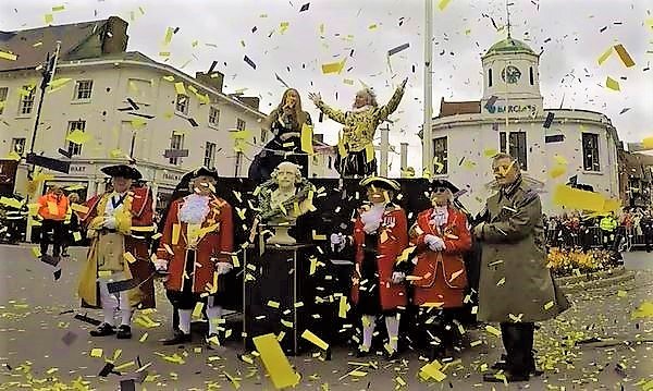 Crowds cheer as confetti cannons mark Shakespeare's 455th Birthday